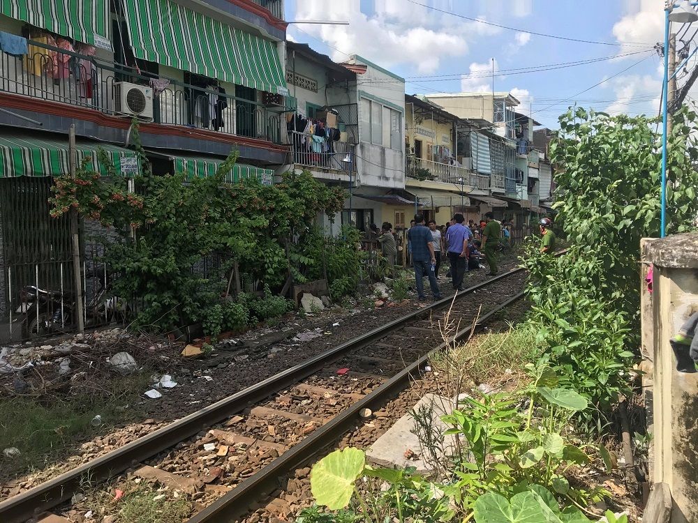 Nữ nhân viên gác chắn lao ra đường ray cứu cụ bà khi tàu đang lao đến - 1