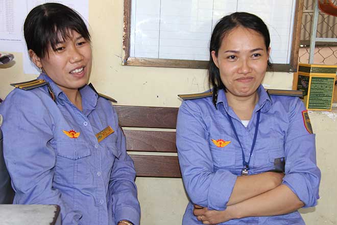 Nữ nhân viên gác chắn kể giây phút kéo cụ bà khỏi &#34;cánh tay thần chết&#34; - 2