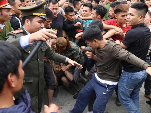 Tin tức trong ngày - Kinh hoàng hàng trăm thanh niên giẫm đạp, cướp chiếu để cầu quý tử đầu năm