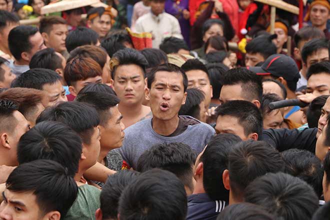 Kinh hoàng hàng trăm thanh niên giẫm đạp, cướp chiếu để cầu quý tử đầu năm - 8