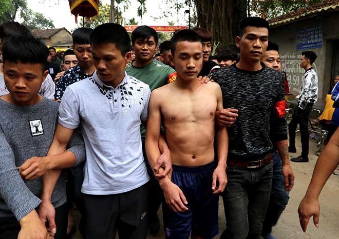 Kinh hoàng hàng trăm thanh niên giẫm đạp, cướp chiếu để cầu quý tử đầu năm - 3