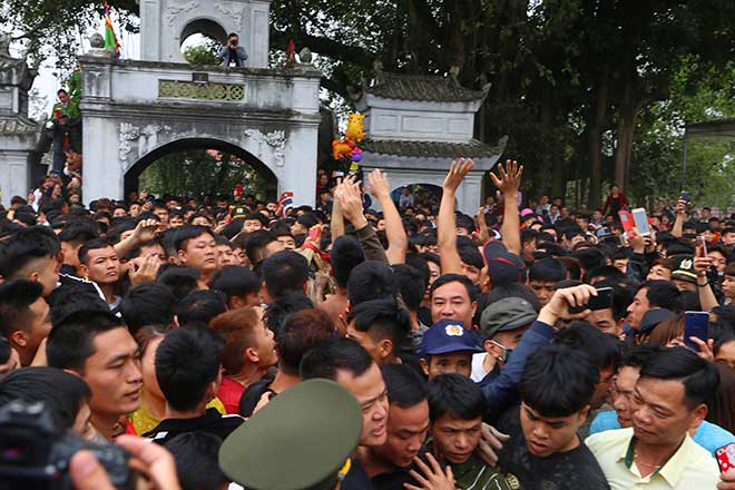 Kinh hoàng hàng trăm thanh niên giẫm đạp, cướp chiếu để cầu quý tử đầu năm - 6