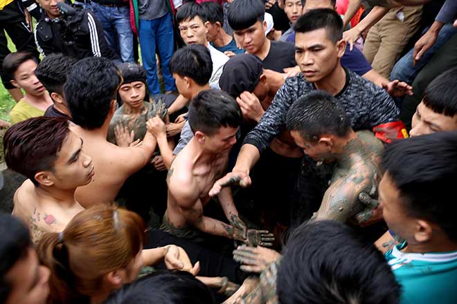 Kinh hoàng hàng trăm thanh niên giẫm đạp, cướp chiếu để cầu quý tử đầu năm - 4