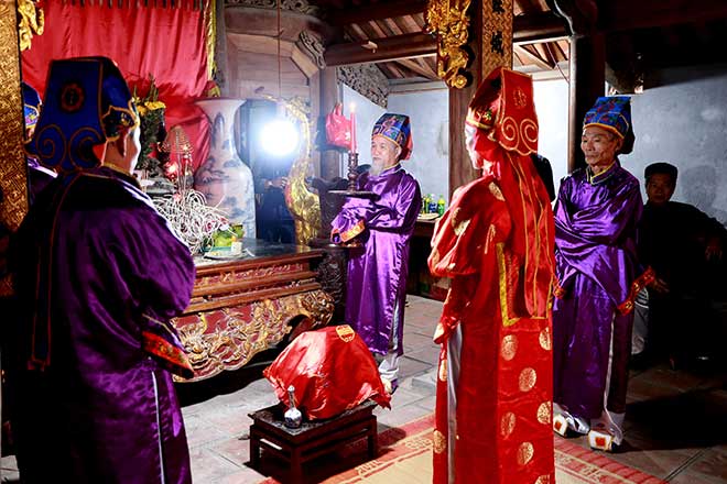 Kinh hoàng hàng trăm thanh niên giẫm đạp, cướp chiếu để cầu quý tử đầu năm - 1