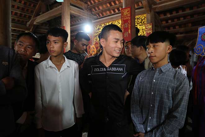Kinh hoàng hàng trăm thanh niên giẫm đạp, cướp chiếu để cầu quý tử đầu năm - 2