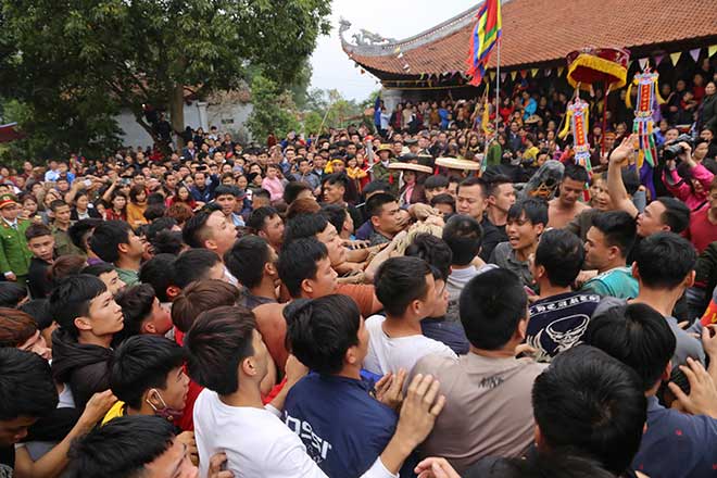 Kinh hoàng hàng trăm thanh niên giẫm đạp, cướp chiếu để cầu quý tử đầu năm - 7