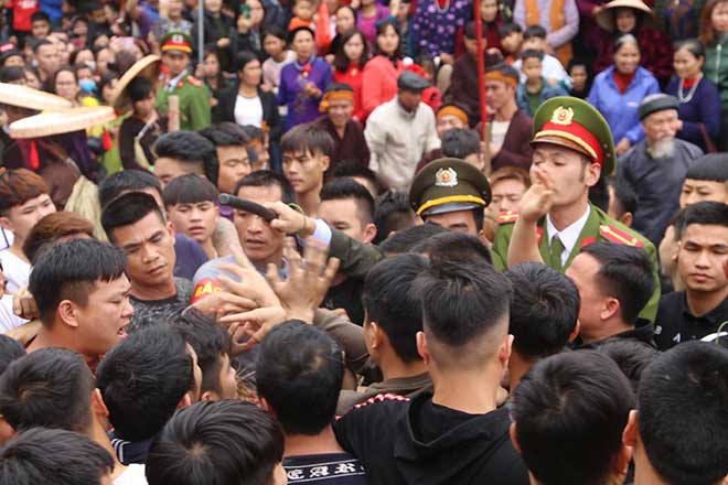 Kinh hoàng hàng trăm thanh niên giẫm đạp, cướp chiếu để cầu quý tử đầu năm - 9