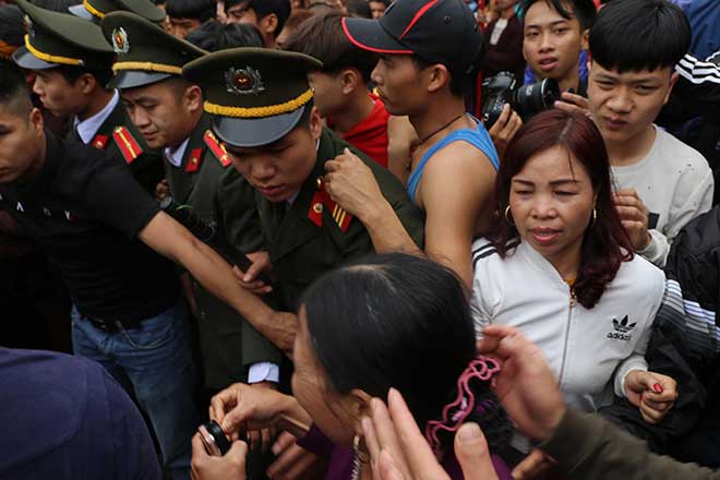 Kinh hoàng hàng trăm thanh niên giẫm đạp, cướp chiếu để cầu quý tử đầu năm - 12