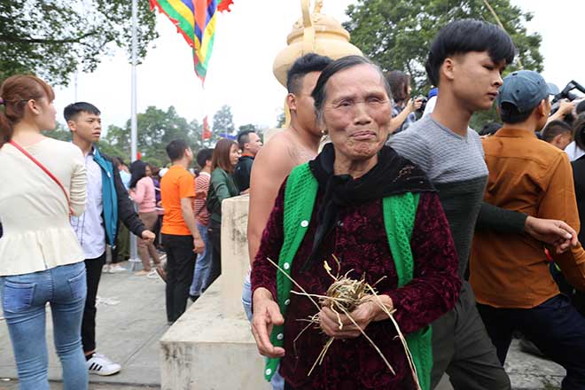 Kinh hoàng hàng trăm thanh niên giẫm đạp, cướp chiếu để cầu quý tử đầu năm - 16