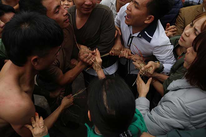 Kinh hoàng hàng trăm thanh niên giẫm đạp, cướp chiếu để cầu quý tử đầu năm - 15
