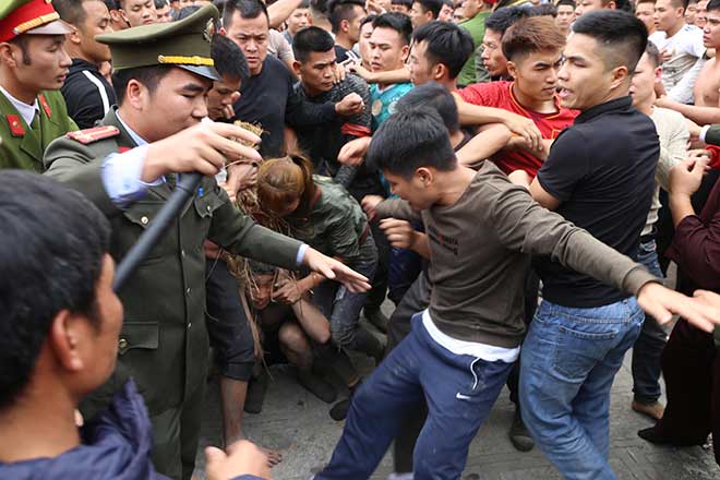 Kinh hoàng hàng trăm thanh niên giẫm đạp, cướp chiếu để cầu quý tử đầu năm - 13