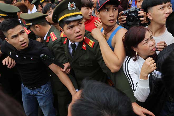 Kinh hoàng hàng trăm thanh niên giẫm đạp, cướp chiếu để cầu quý tử đầu năm - 11