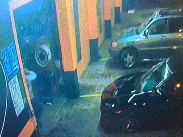 Thế giới - Video: Bước vào cửa hàng, cô gái Mỹ bị bắt lên xe mất tích