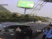 Tin tức trong ngày - Toàn cảnh vụ tài xế đâm cọc tiêu trạm thu phí, chống người thi hành công vụ