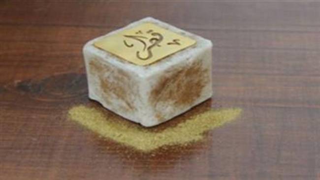 Sản phẩm này được làm từ bụi vàng nguyên chất, dầu oliu, mật ong nguyên chất và gắn kim cương.