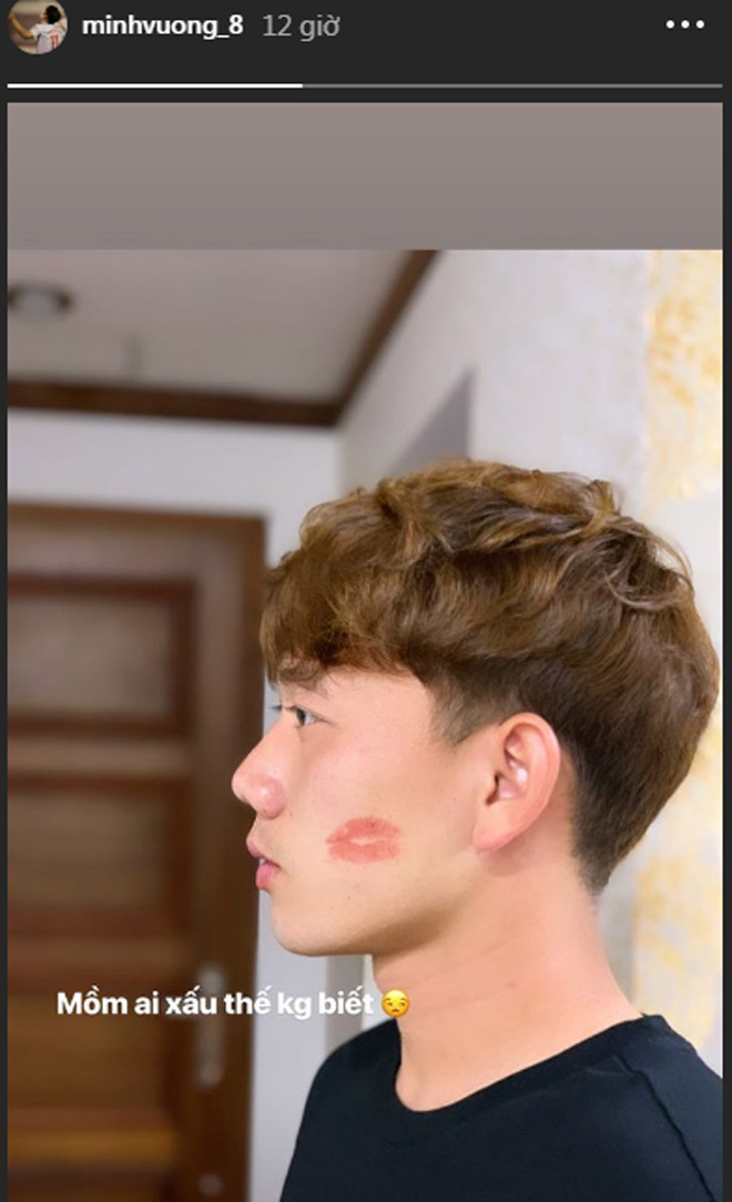 Minh Vương khoe dấu son môi trên má trước thềm Valentine - 1