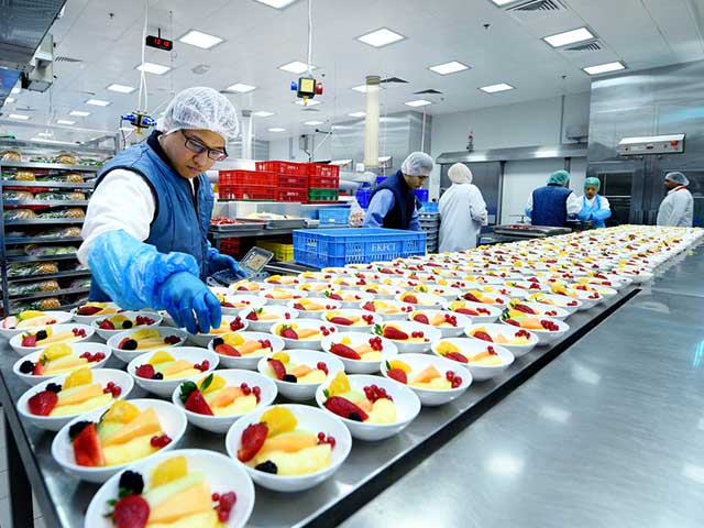 Media - Nhà bếp rộng bằng 9 sân bóng đá, sản xuất 185.000 suất ăn mỗi ngày