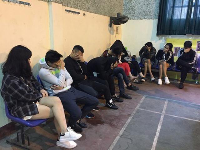 Pháp luật - 12 nam thanh nữ tú rủ nhau vào nhà nghỉ "thác loạn" ngày đầu năm