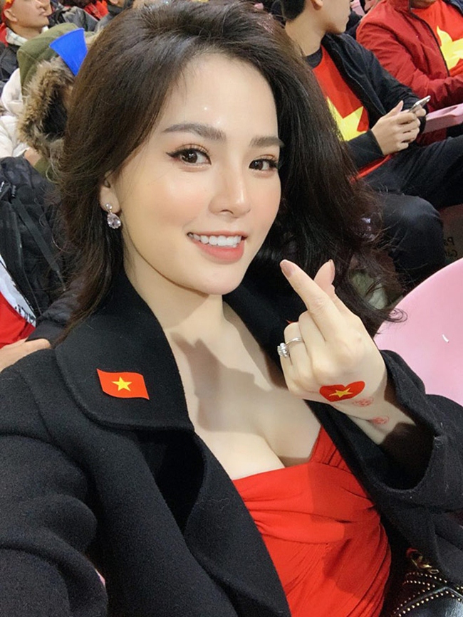 Trong trận chung kết lượt về giữa tuyển Việt Nam và Malaysia tại AFF Cup vừa qua, Trang Phi thu hút sự chú ý khi hình ảnh của cô ở trên khán đài lọt vào ống kính máy quay. Dù chỉ “chiếm sóng” 1 giây, song nhan sắc xinh đẹp của nữ diễn viên 8X khiến dân mạng "đứng ngồi không yên".