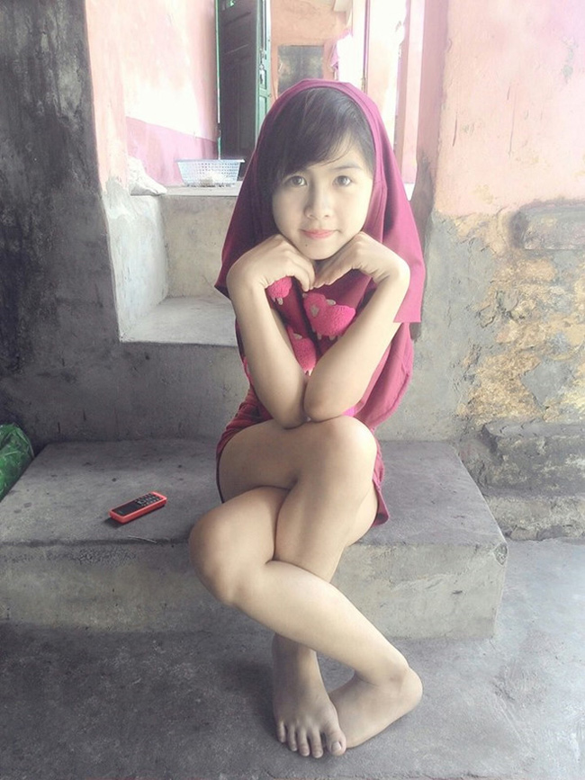 Trần Thị Thanh Thư (18 tuổi, Hải Dương) được biết đến nhờ bức ảnh "chân khoèo" vào năm 2014. 