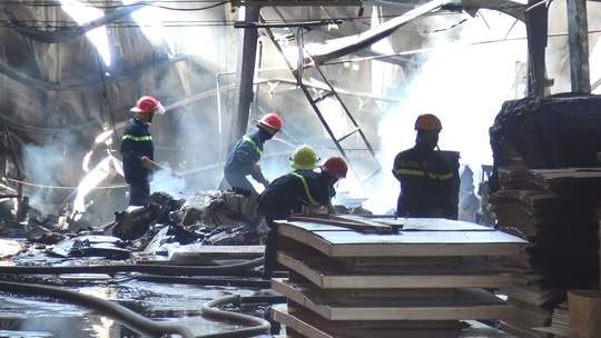 Clip: Mùng 9 Tết, "bà hỏa" đốt công ty, công nhân chạy tán loạn - 2