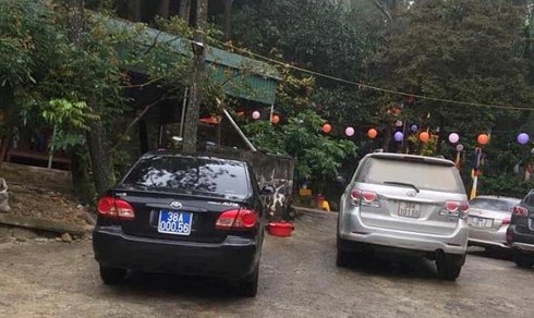 Hà Tĩnh: Xôn xao vụ cán bộ dùng xe công đi lễ chùa, được mời chen ngang - 2