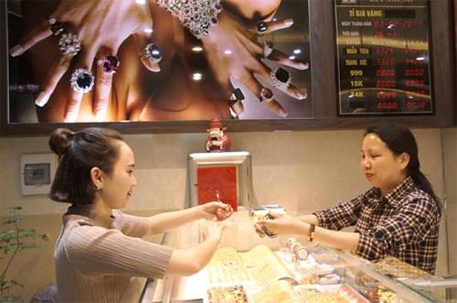 Rộ mốt "chơi" hạt trang trí vàng độc, lạ ngày Thần Tài - 1