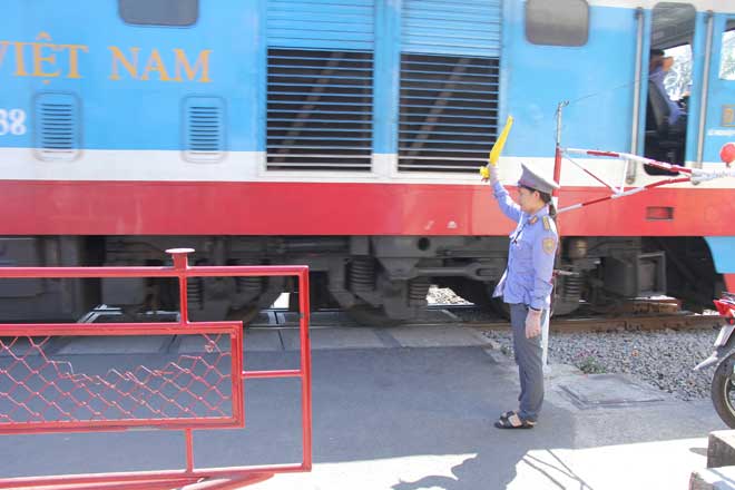 Trao bằng khen cho 2 nữ gác chắn cứu cụ bà trước đoàn tàu - 3