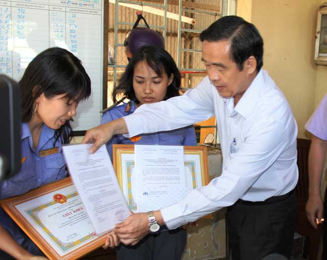 Trao bằng khen cho 2 nữ gác chắn cứu cụ bà trước đoàn tàu - 2