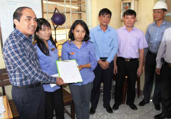 Trao bằng khen cho 2 nữ gác chắn cứu cụ bà trước đoàn tàu - 1