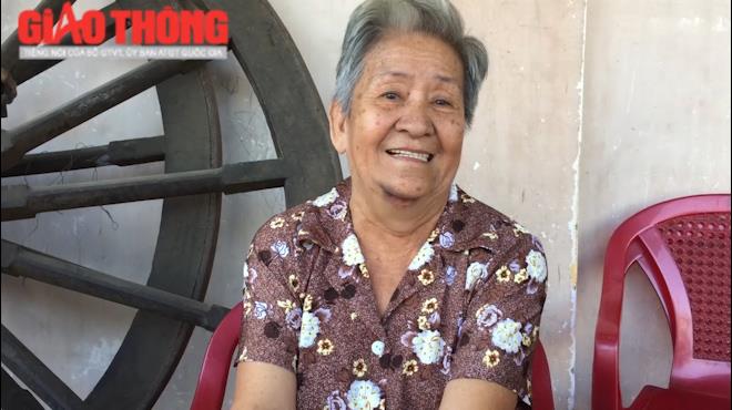 Video: Cụ bà kể khoảnh khắc được hai nữ gác chắn cứu khỏi "thần chết" - 1