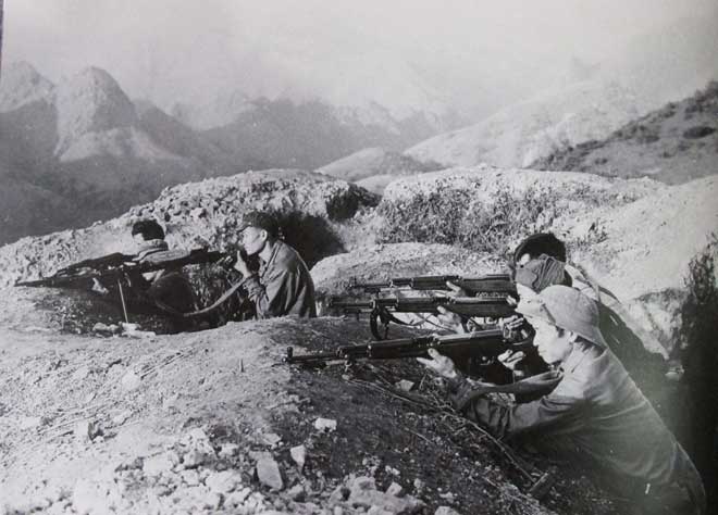 Ảnh độc từ cuộc chiến chống Trung Quốc và nước mắt người cầm máy - 7