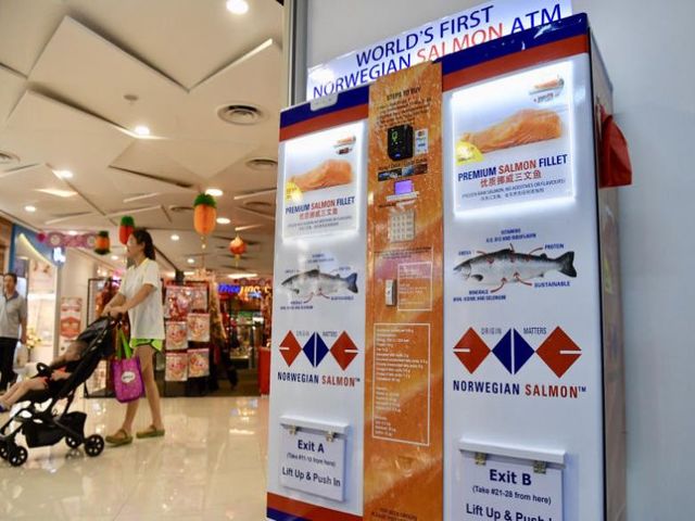 Kinh doanh - Thay vì nhả tiền, những cây ATM này lại nhả… cá hồi