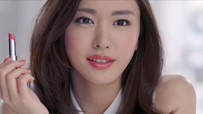 Cứ ngày Tình nhân, một nhóm đàn ông Nhật Bản lại tiến hành biểu tình trên đường phố, hô khẩu hiệu phản đối 14/2. Hiện nay nam giới độc thân Nhật rất đông đảo, dù không muốn yêu đương, lấy vợ nhưng nhiều người trong số họ vẫn có hình mẫu nữ thần riêng.