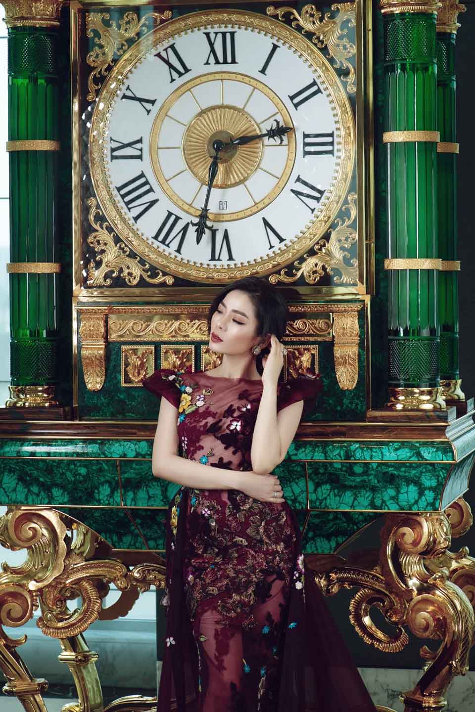 Đón Valentine, Lệ Quyên cùng siêu mẫu nam vào khách sạn 6 sao chụp ảnh - 1