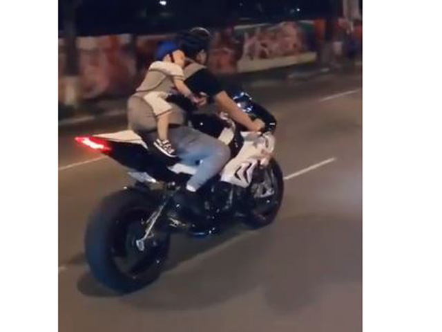 Thế giới xe - Ông bố thời @: Địu con nhỏ trên lưng và chạy mô tô vun vút trên đường