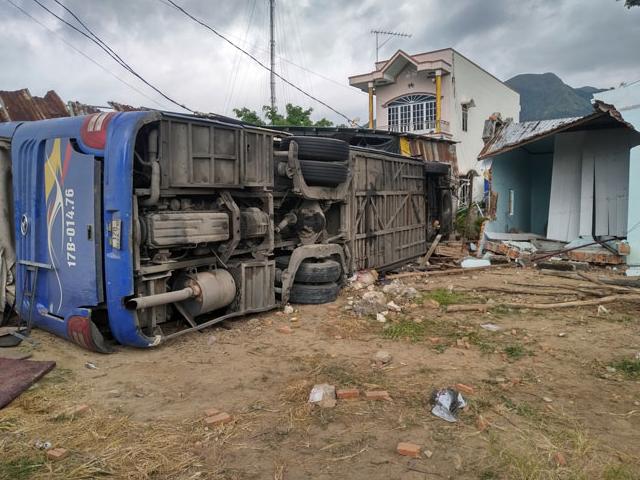 Ô tô khách gây tai nạn kinh hoàng ở Nha Trang, 35 người nhập viện cấp cứu