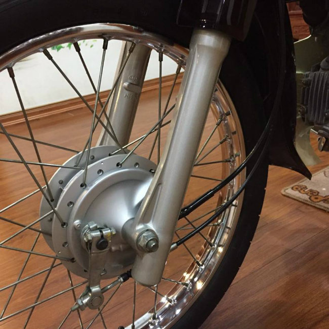 Cận cảnh vành bánh trước của xe.