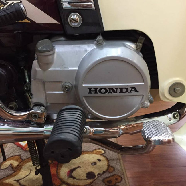 Cận cảnh động cơ xe.