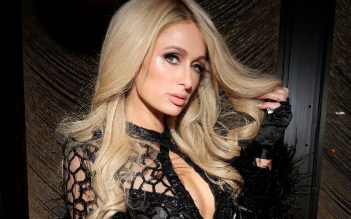 Paris Hilton chơi trội với váy mạng nhện ở Tuần thời trang New York - 1