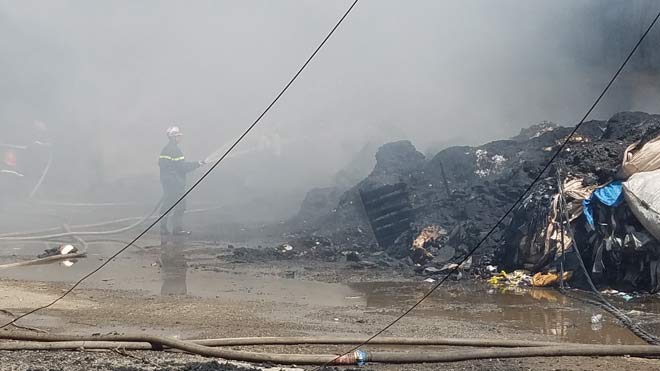 Hai nhà xưởng ở Sài Gòn bốc cháy trong ngày vía Thần Tài - 1