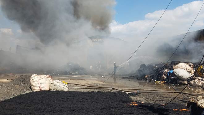 Hai nhà xưởng ở Sài Gòn bốc cháy trong ngày vía Thần Tài - 2