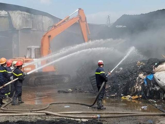 Hai nhà xưởng ở Sài Gòn bốc cháy trong ngày vía Thần Tài