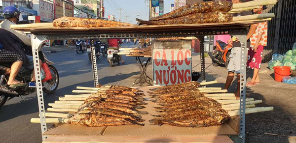 &#34;Phố cá lóc nướng&#34; Sài Gòn đông nghịt người ngày vía Thần tài - 6