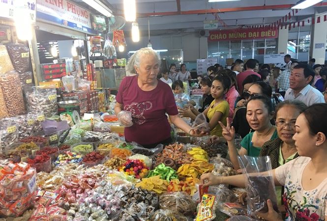 Người Việt thích hàng ngoại hơn hàng nội - 1