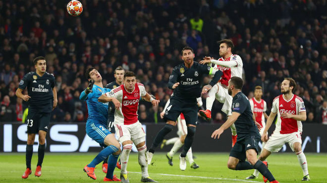 Real Madrid 2 lần được ưu ái thắng Ajax: Nghi trọng tài bênh vực “Nhà Vua” - 1