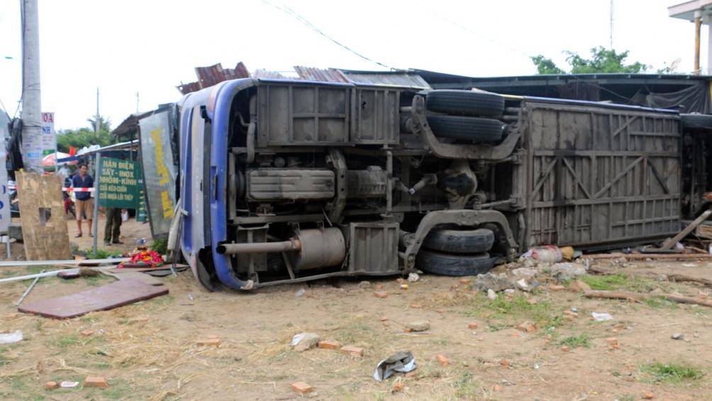 Video: Hiện trường vụ tai nạn lật xe khách tại Nha Trang - 1