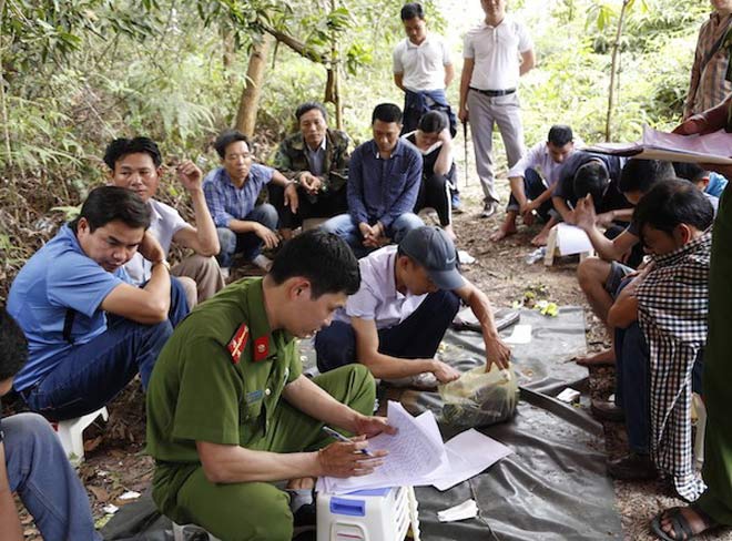 Đột kích sới bạc trên núi, lùng sục nhiều tiếng đồng hồ bắt 24 đối tượng - 2