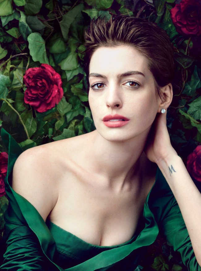 Nhắc đến biểu tượng của vẻ đẹp quyến rũ, đằm thắm, không thể không nhắc đến Anne Hathaway. Bước sang độ tuổi 37, "nàng công chúa" không hề lộ dấu hiệu tuổi tác mà trái lại còn xinh đẹp mặn mà hơn trước.