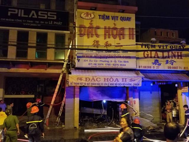 Tin tức trong ngày - Tiệm vịt quay phát hỏa, nhiều người thoát ra từ mái nhà